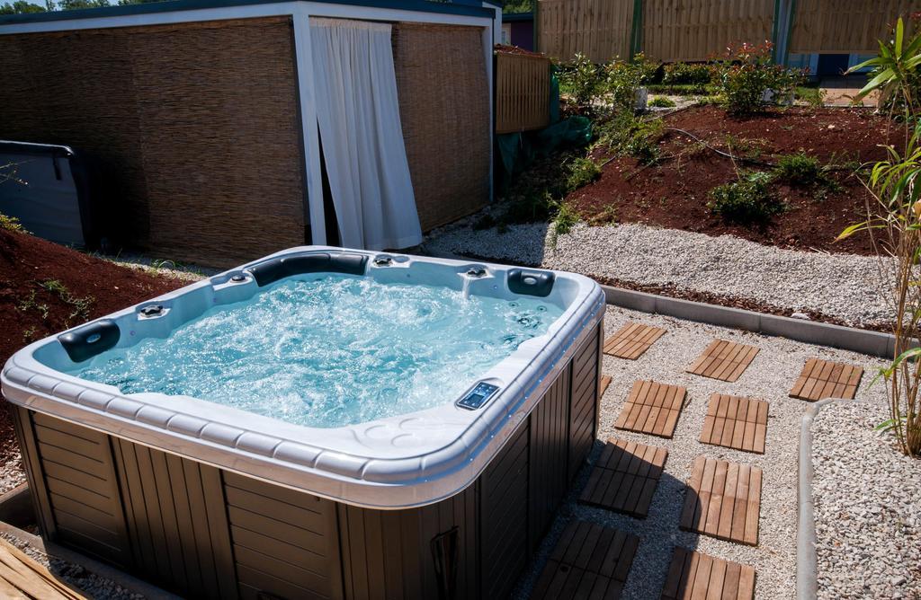 Camping Adria Mobile Homes In Camping Kastanija Новиград Екстериор снимка