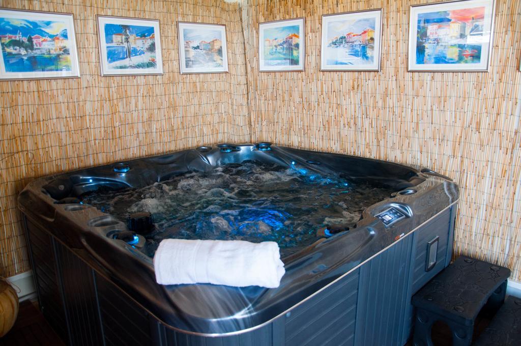 Camping Adria Mobile Homes In Camping Kastanija Новиград Екстериор снимка