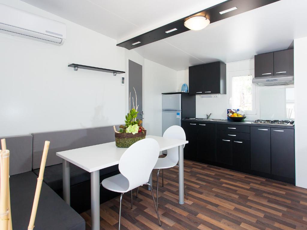 Camping Adria Mobile Homes In Camping Kastanija Новиград Стая снимка