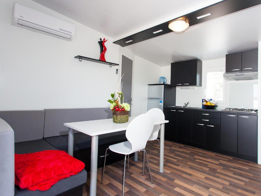 Camping Adria Mobile Homes In Camping Kastanija Новиград Стая снимка