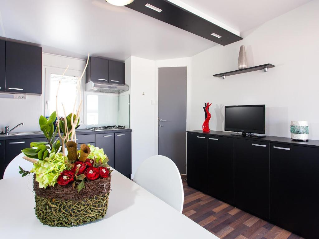 Camping Adria Mobile Homes In Camping Kastanija Новиград Стая снимка