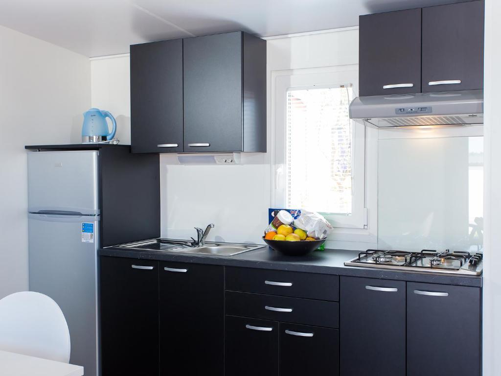 Camping Adria Mobile Homes In Camping Kastanija Новиград Стая снимка