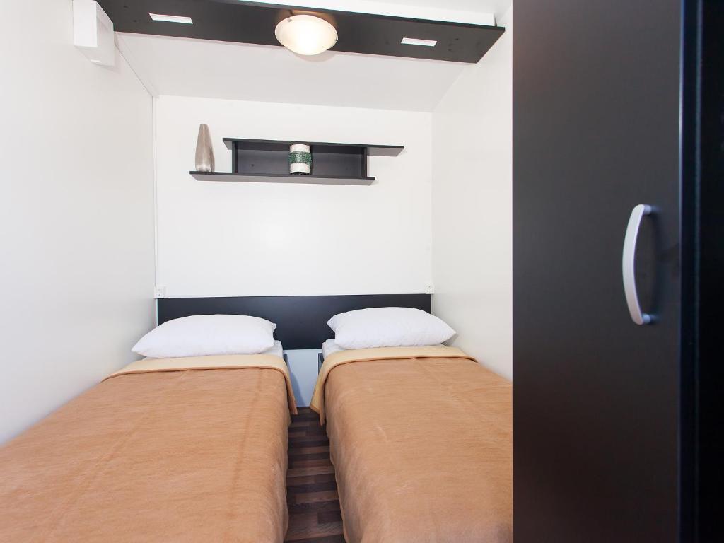 Camping Adria Mobile Homes In Camping Kastanija Новиград Стая снимка