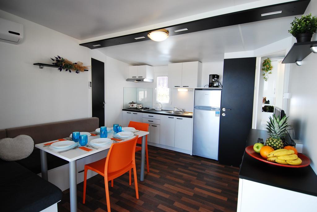 Camping Adria Mobile Homes In Camping Kastanija Новиград Екстериор снимка