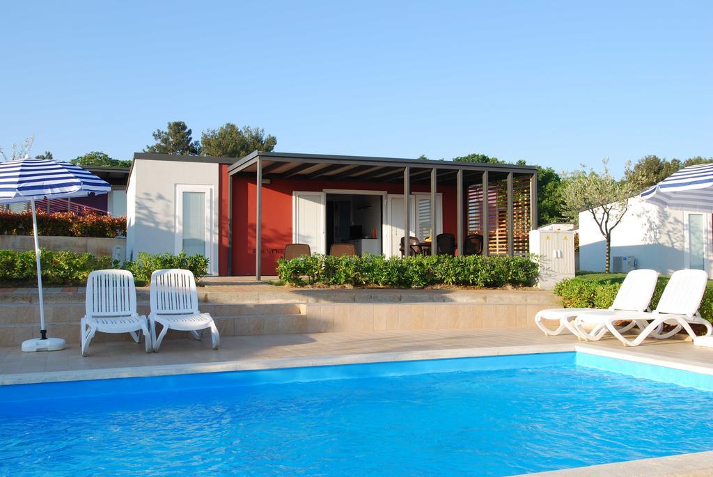 Camping Adria Mobile Homes In Camping Kastanija Новиград Екстериор снимка