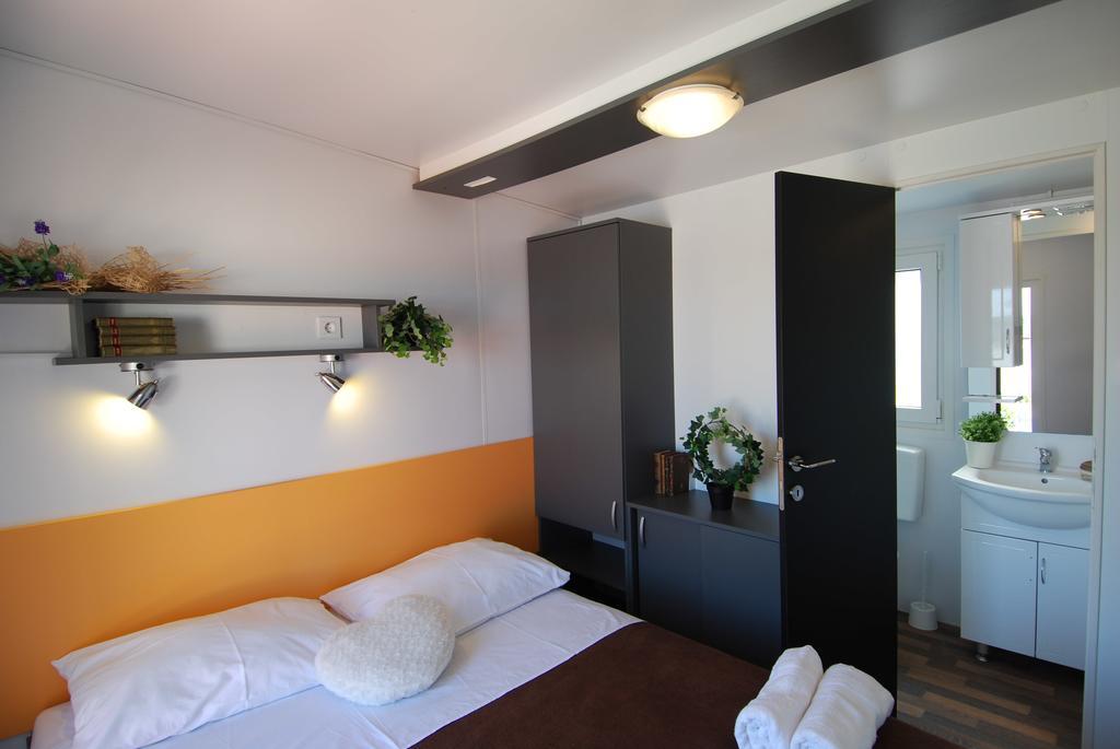 Camping Adria Mobile Homes In Camping Kastanija Новиград Екстериор снимка