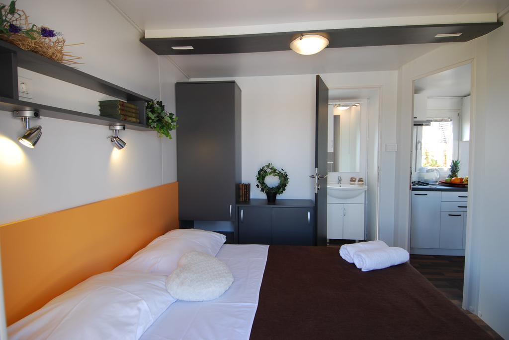Camping Adria Mobile Homes In Camping Kastanija Новиград Екстериор снимка