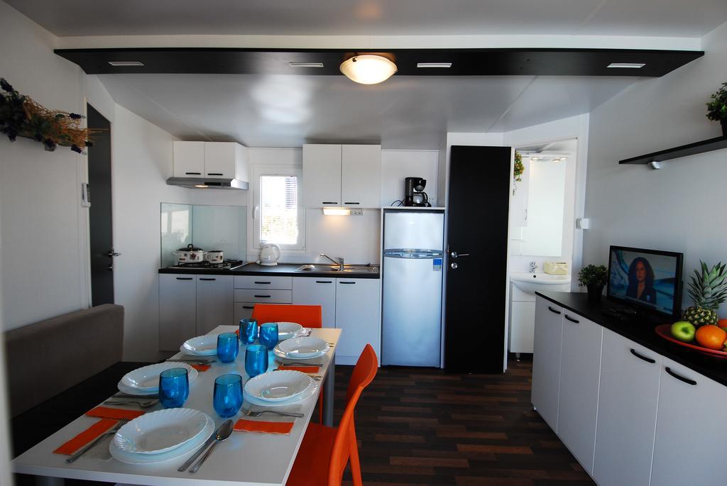 Camping Adria Mobile Homes In Camping Kastanija Новиград Екстериор снимка