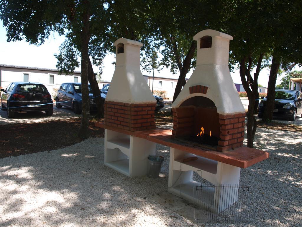 Camping Adria Mobile Homes In Camping Kastanija Новиград Екстериор снимка