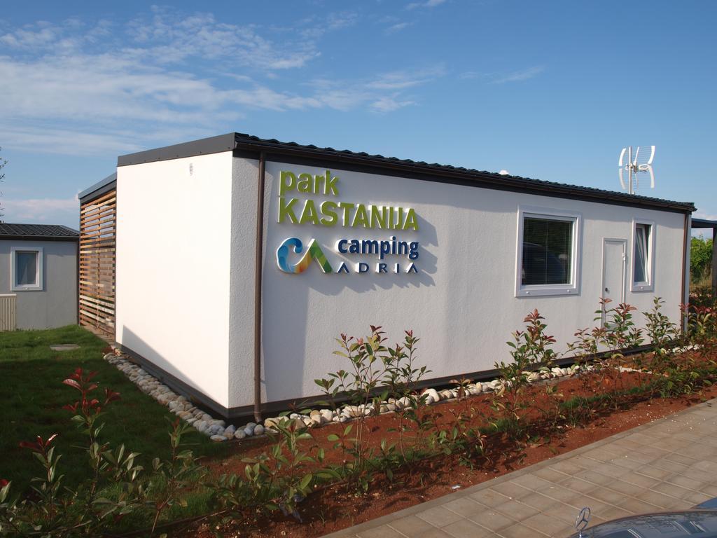 Camping Adria Mobile Homes In Camping Kastanija Новиград Екстериор снимка