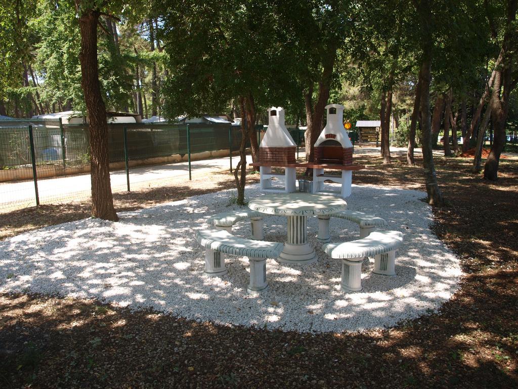 Camping Adria Mobile Homes In Camping Kastanija Новиград Екстериор снимка