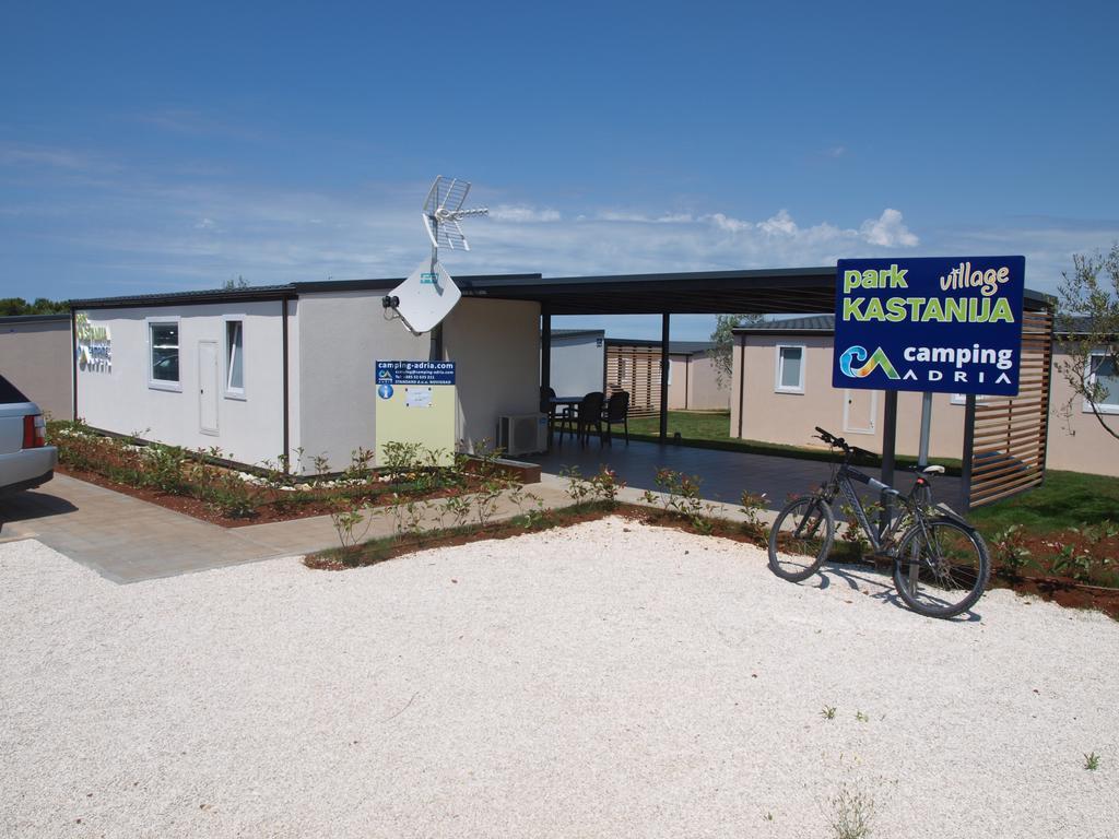 Camping Adria Mobile Homes In Camping Kastanija Новиград Екстериор снимка