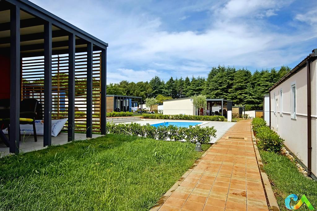 Camping Adria Mobile Homes In Camping Kastanija Новиград Екстериор снимка